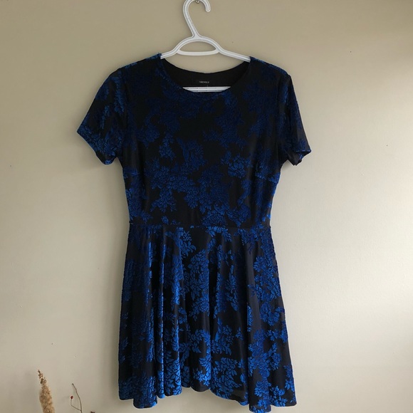 Velvet Flower Dress - Picture 5 of 6